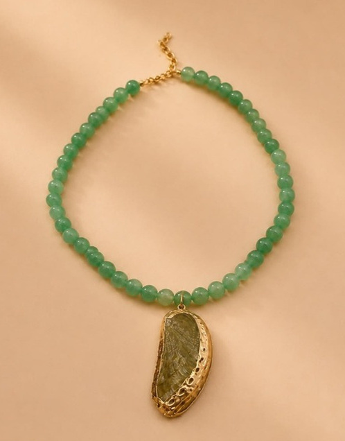 Colar Verde com Concha